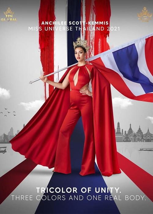 Hình ảnh khiến Hoa hậu Hoàn vũ Thái Lan vướng cáo buộc đứng trên quốc kỳ