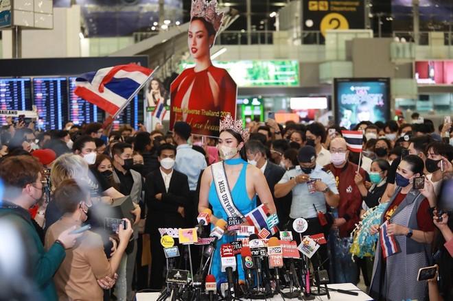 Hoa hậu Hoàn vũ Thái Lan được vây kín khi lên đường sang sân bay vào ngày 23/11