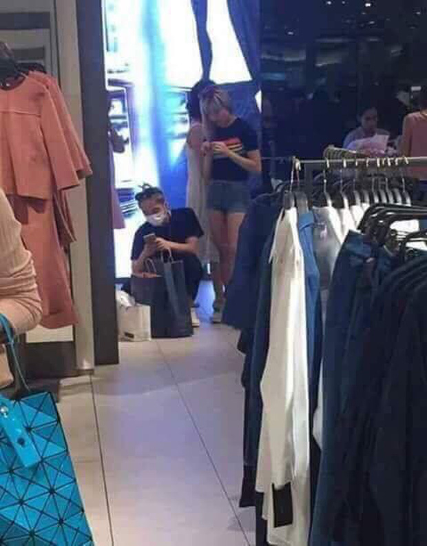Cặp đôi tiếp tục bị bắt gặp hình ảnh đi mua sắm. Nam ca sĩ còn rất galant 'tay xách nách mang' rất nhiều đồ cho bạn gái