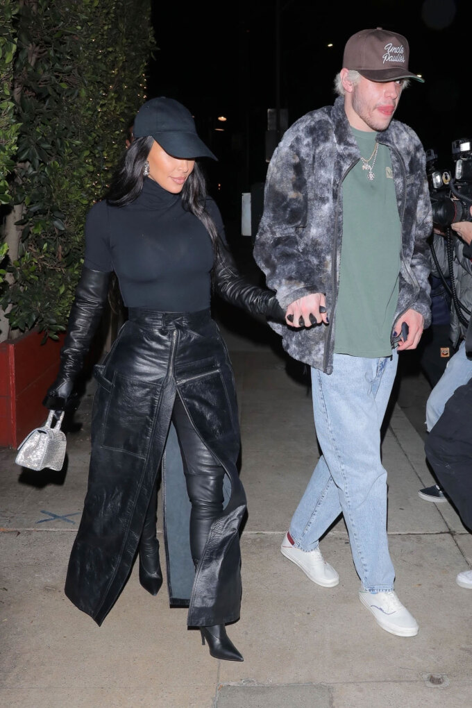 Kim Kardashian và bạn trai mới là danh hài Pete Davidson sau khi khép lại hôn nhân với chồng cũ Kanye West