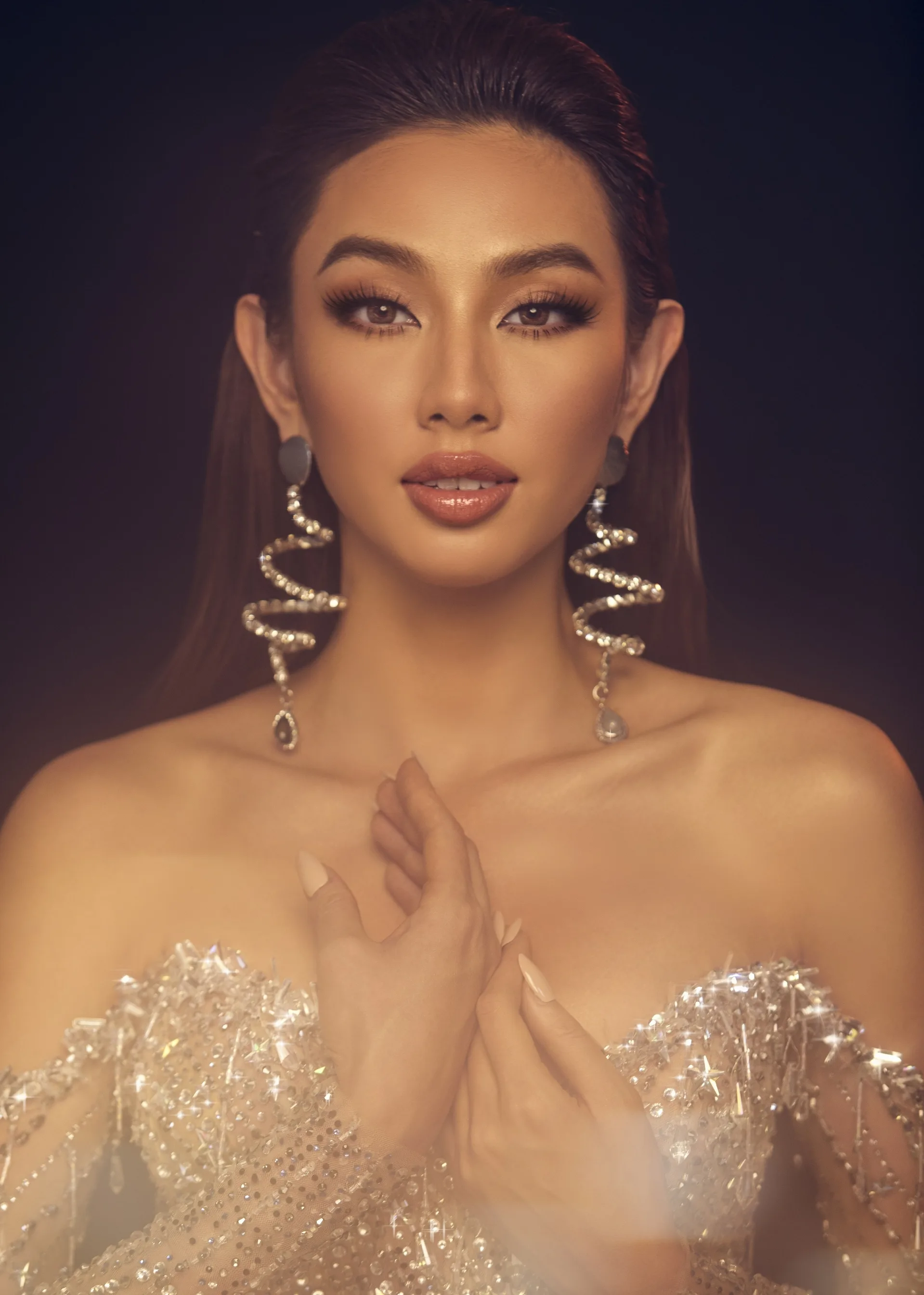 Không còn là bản vẽ, trang phục Bán kết của Thùy Tiên tại Miss Grand 2021 chính thức được lộ diện - Ảnh 2