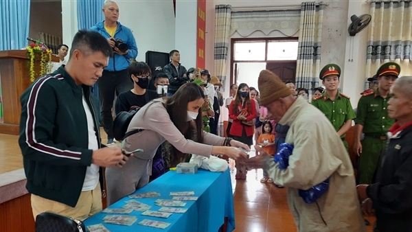 Ca sĩ Thủy Tiên và ông xã Công Vinh trao tiền cho người dân trên địa bàn tỉnh Quảng Trị