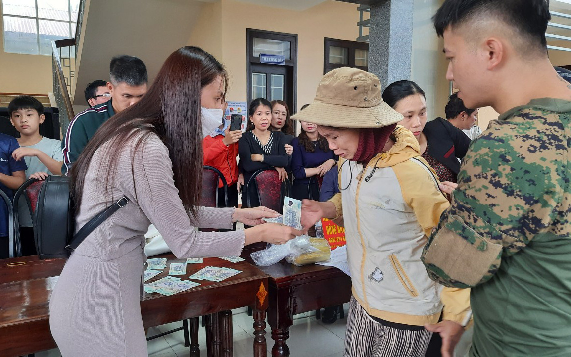 Ông Quang cho biết ca sĩ Thủy Tiên trao tiền không đồng nhất trong đợt cứu trợ trên địa bàn xã