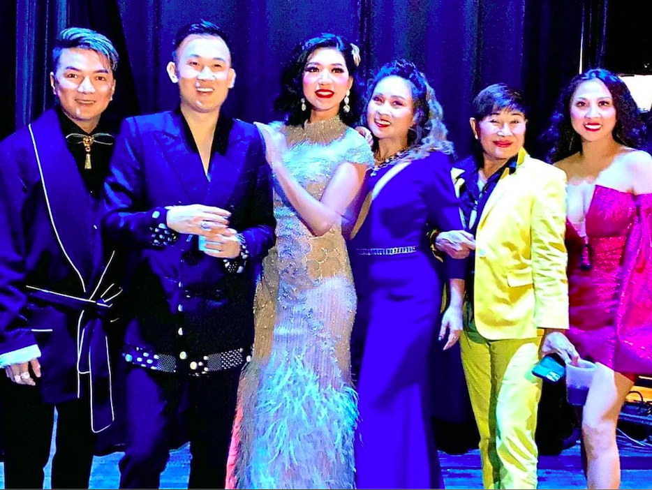 Đàm Vĩnh Hưng xuất hiện trong show diễn của Jackie Lien Pham. Dù xuất hiện chung khung hình nhưng cả hai giữ khoảng cách với nhau