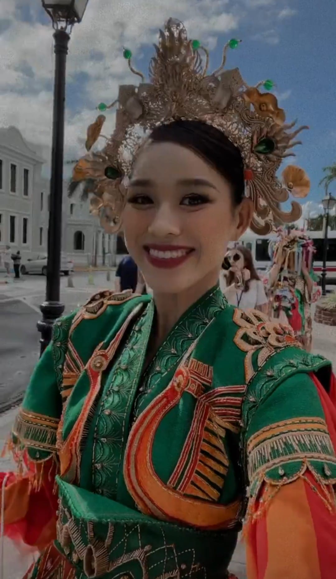 Hoa hậu Đỗ Thị Hà tranh thủ cập nhật tình hình đến người hâm mộ trong nước trên đường di chuyển đến địa điểm