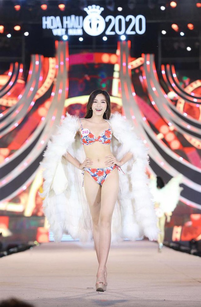 Sắc vóc nổi bật cùng đôi chân dài 1,1m 'cực phẩm' của Hoa hậu Đỗ Thị Hà trên sân khấu cuộc thi Hoa hậu Việt Nam 2020