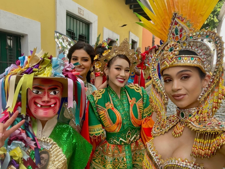 Hoa hậu Đỗ Thị Hà nổi bật trong trang phục dân tộc giữa những đại diện các nước