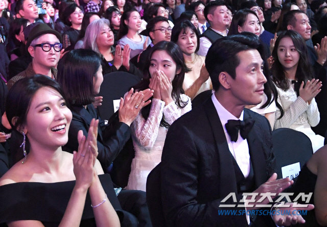 Trong lễ trao giải Rồng Xanh, Jung Woo Sung ngồi gần nhiều diễn viên, người nổi tiếng. Ngồi ngay cảnh anh là Soo Young (SNSD)