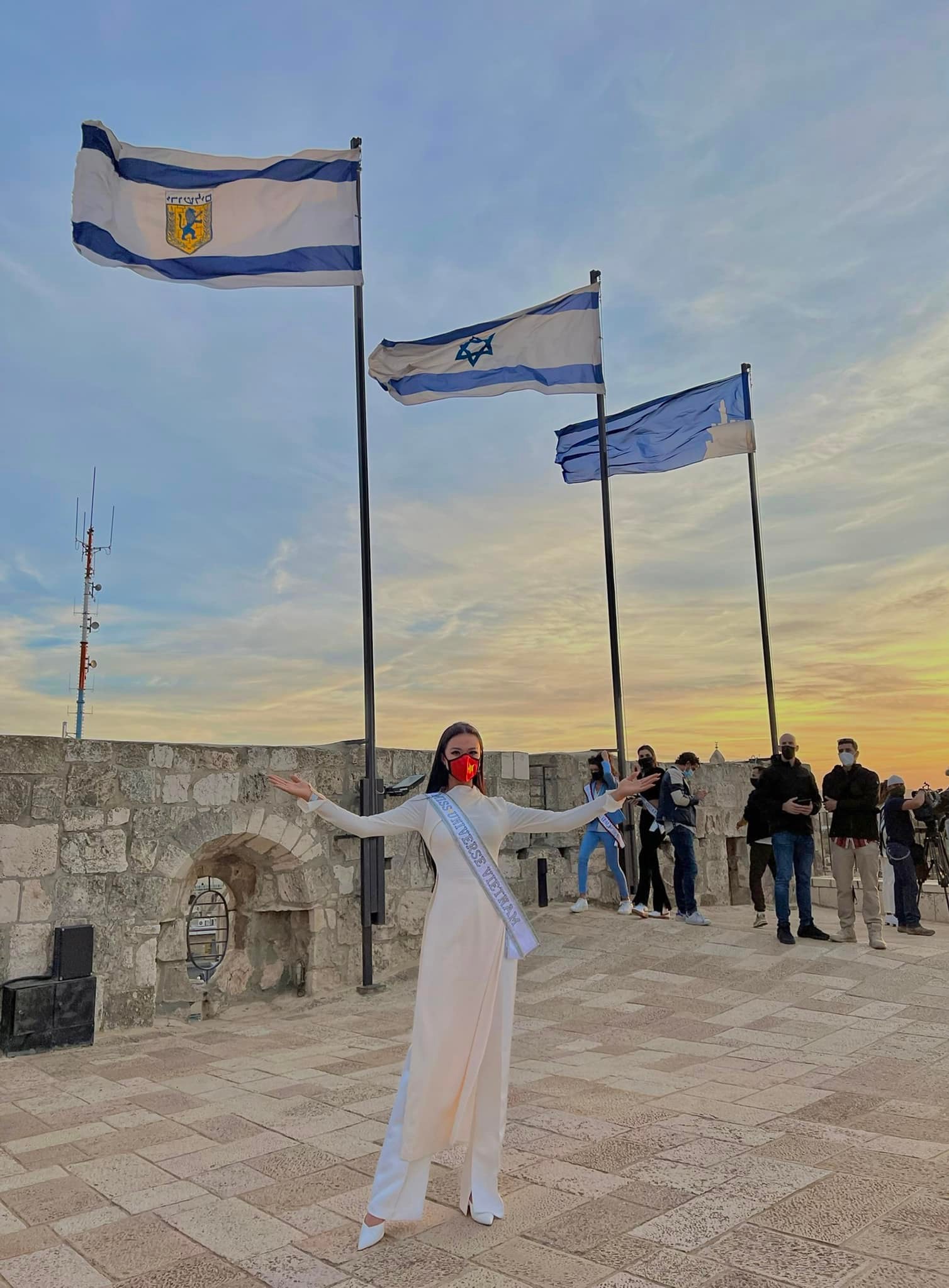Hình ảnh Á hậu Kim Duyên mặc áo dài trắng tại địa điểm cổ kính và linh thiêng tại Jerusalem
