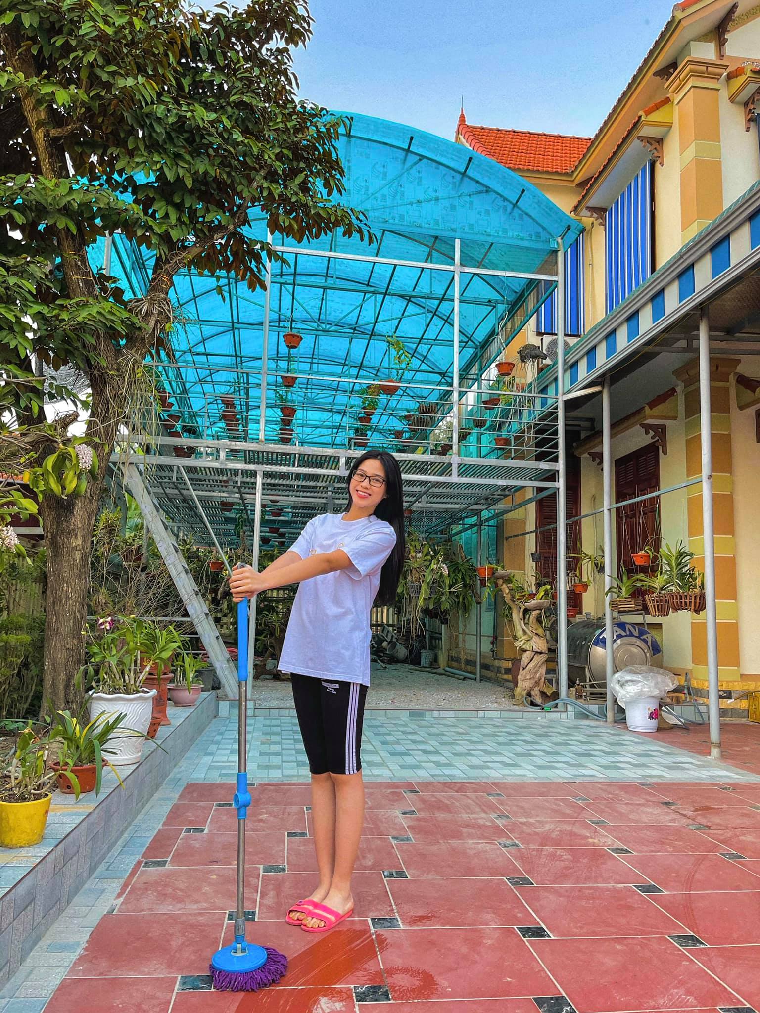 Hình ảnh Hoa hậu Đỗ Thị Hà trong khu vườn nhà mình tại Thanh Hóa