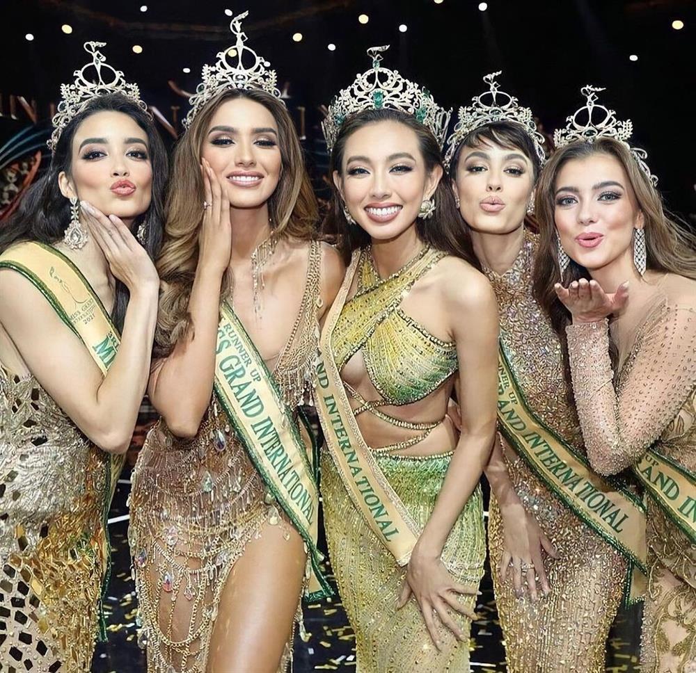 Thùy Tiên bên 4 Á hậu còn lại của Miss Grand International 2021