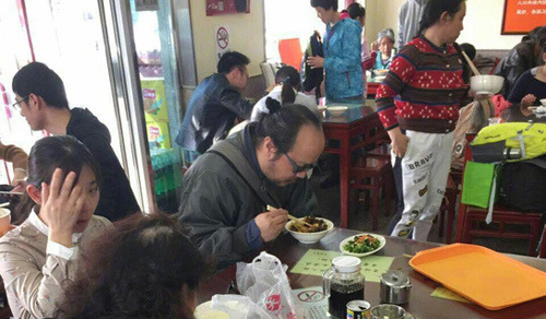 Hình ảnh Đậu Duy bị bắt gặp ở một quán ăn bình dân