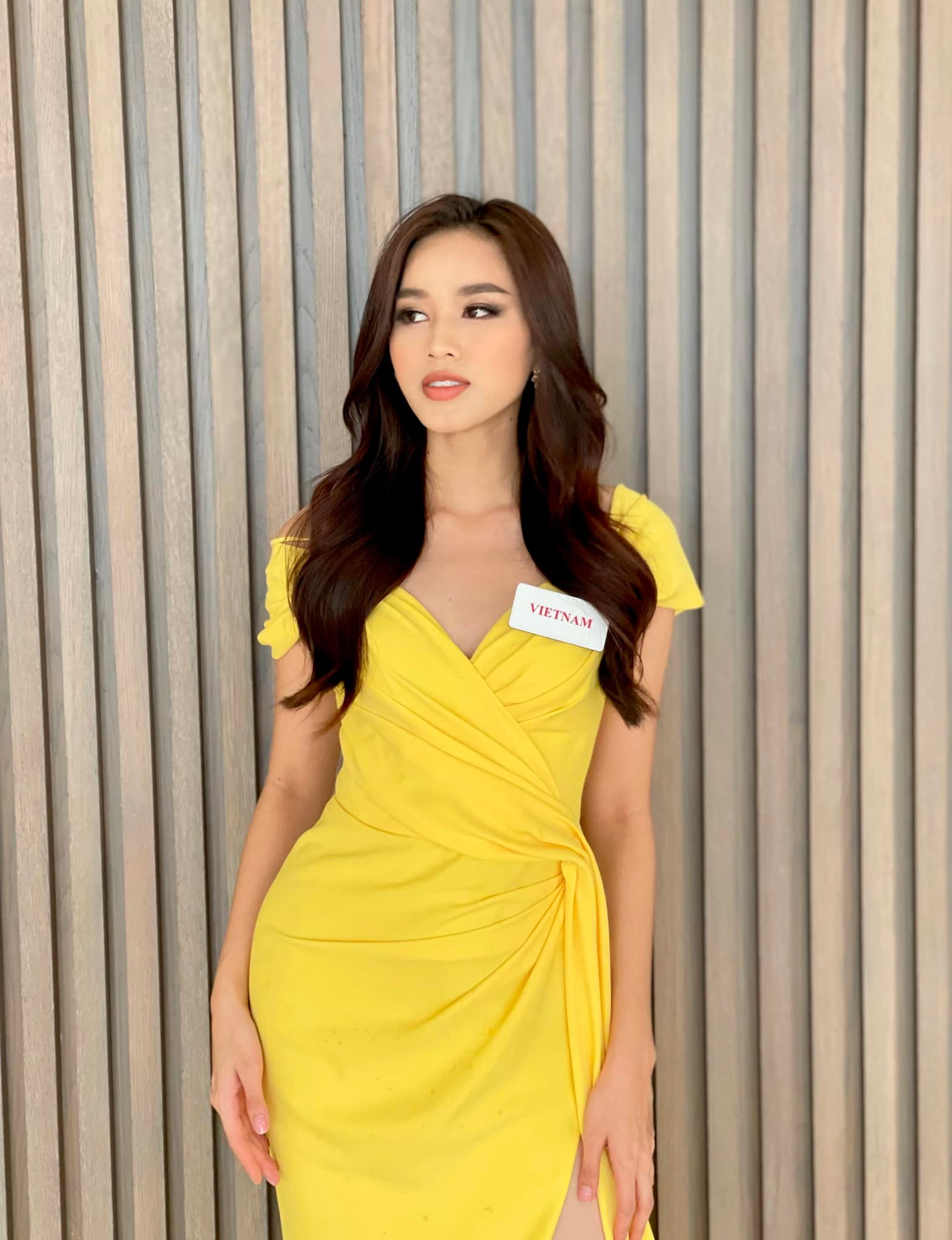 Hoa hậu Đỗ Thị Hà xuất hiện nền nã, ngọt ngào trong chiếc váy vàng kín đáo nhưng không kém phần nổi bật