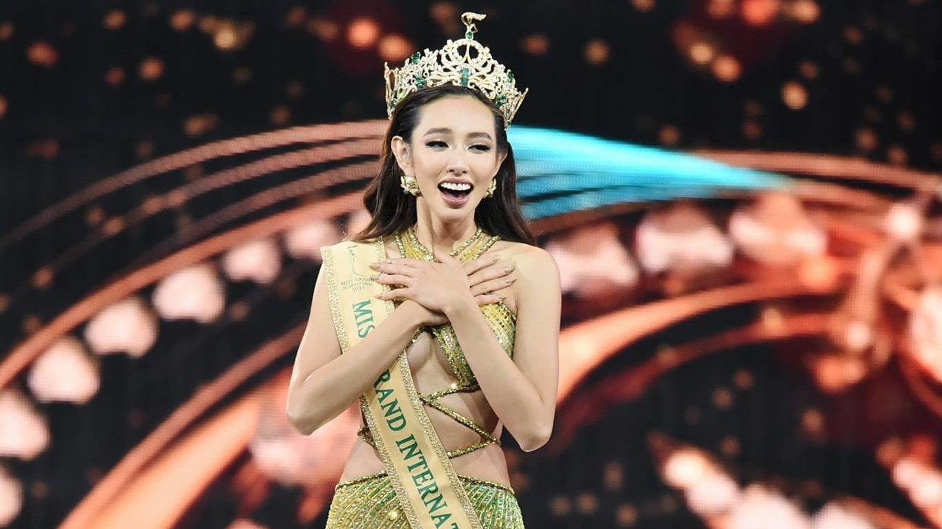 Hoa hậu Thùy Tiên khiến người hâm mộ trong nước tự hào khi là đại diện đầu tiên của Việt Nam chạm tay đến chiếc vương miện cao quý