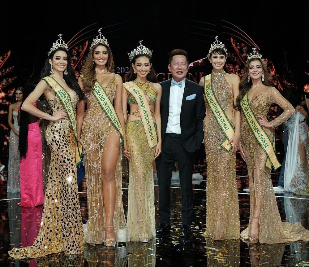 Chủ tịch Nawat cùng với top 5 Miss Grand International 2021