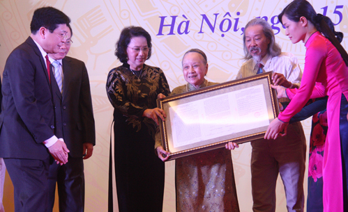 Tháng 7/2016, gia đình nhạc sĩ Văn Cao đã tặng ca khúc 'Tiến quân ca' cho Nhà nước và nhân dân
