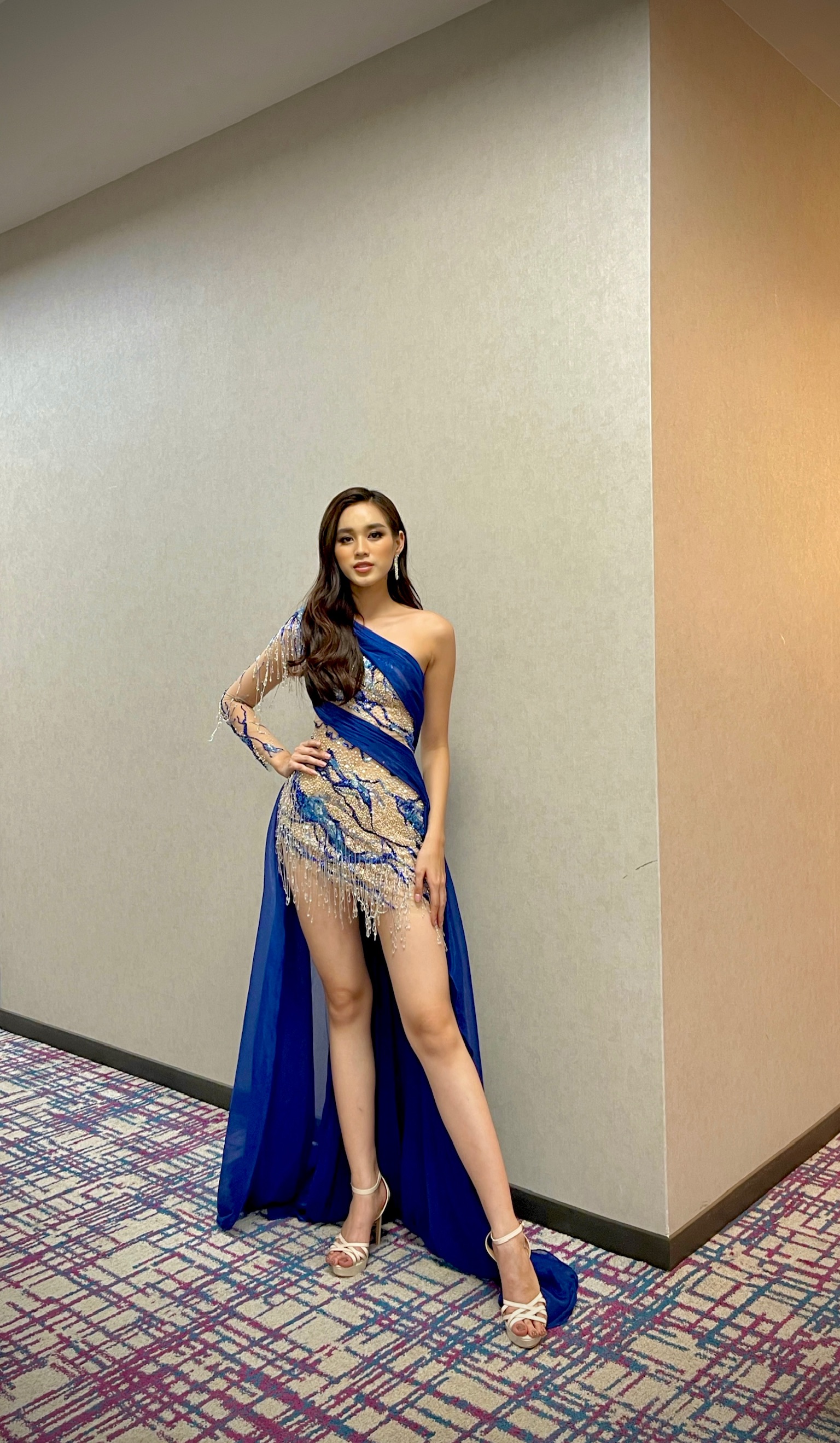 Hình ảnh Hoa hậu Đỗ Thị Hà trong hậu trường được cô đăng tải trên trang cá nhân