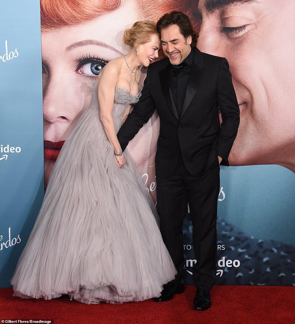Nicole Kidman và bạn diễn không ngần ngại trao nhau những cử chỉ tình cảm ngay trên thảm đỏ