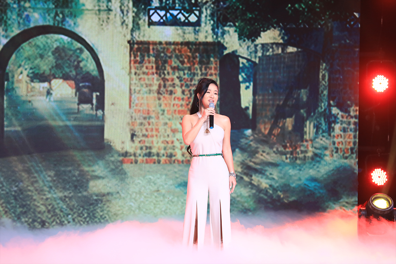 Ca sĩ Hồng Nhung thể hiện ca khúc 'Em ơi Hà Nội phố' trên sân khấu chương trình Ký ức vui vẻ