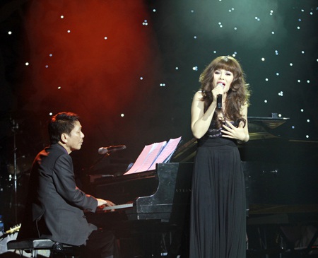 Ngọc Anh từng thể hiện ca khúc 'Mơ về nơi xa lắm' tại đêm nhạc của nhạc sĩ Phú Quang