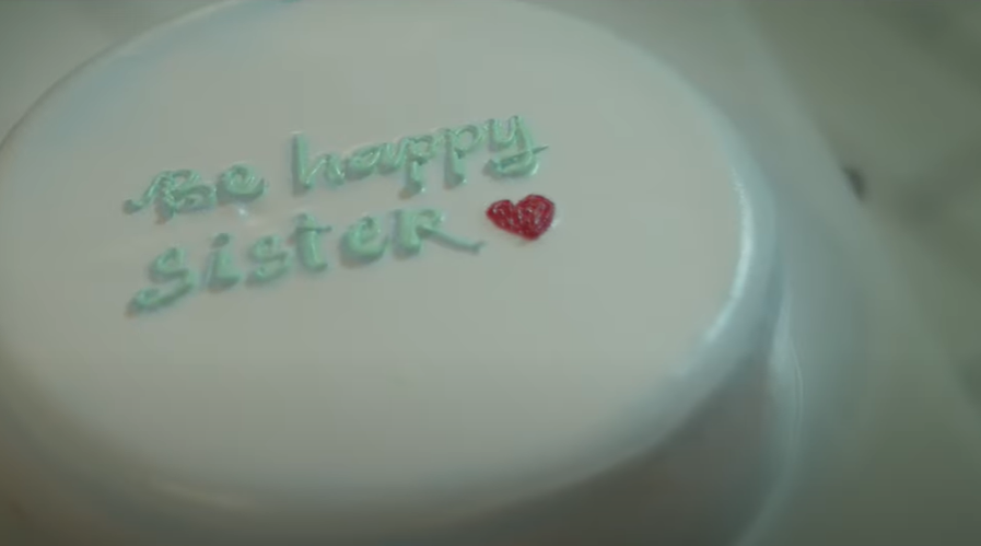 Chiếc bánh kem 'Be happy sister' xuất hiện khá vô nghĩa trong MV này