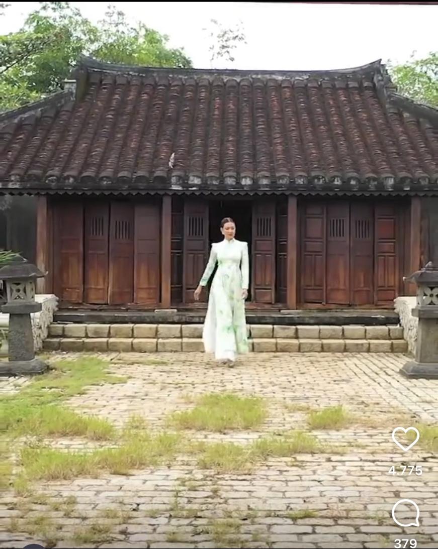 Kim Duyên diện áo dài nền nã bên ngôi nhà cổ đặc trưng của Việt Nam