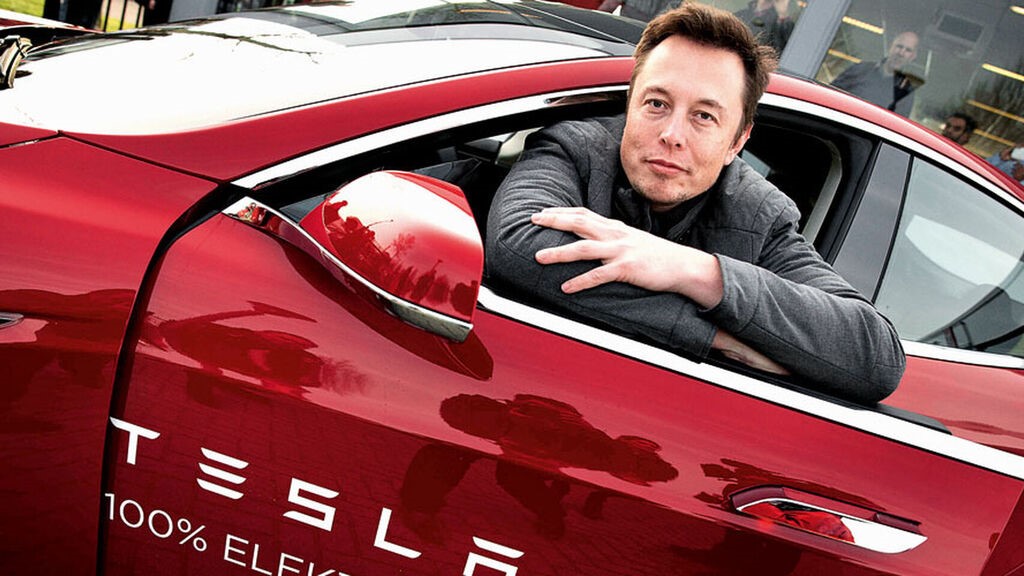 Tỷ phú Elon Musk bên sản phẩm xe điện của mình