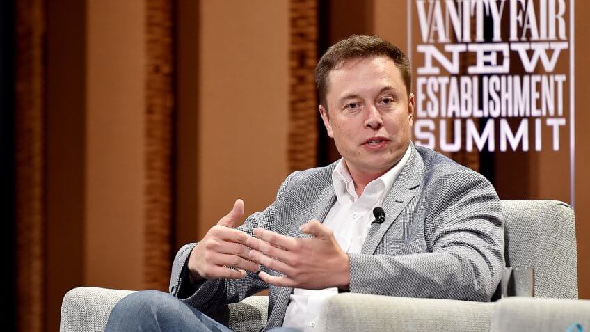Truyền thông Mỹ đang cho rằng ông đang muốn thoát khỏi những khoản hỗ trợ của chính phủ khi Tesla đang phát triển mạng trên thị trường