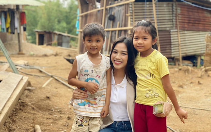 Hoa hậu Đỗ Thị Hà với dự án nhân ái, giúp đỡ người dân ở Trà Don xây dựng nhà của, tái thiết lại cuộc sống