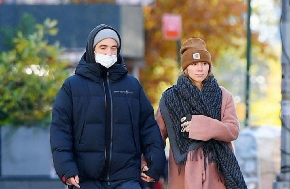 Robert Pattinson và bạn gái gây chú ý khi xuất hiện tình cảm trên phố