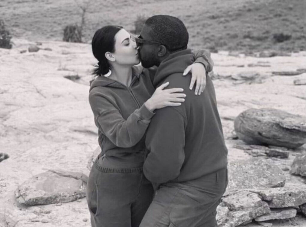 Bên cạnh bày tỏ ý muốn tái hợp, Kanye West cũng liên tục đăng tải tình cảm bên vợ cũ dù cho cả hai đang trong quá trình hoàn tất thủ tục ly hôn