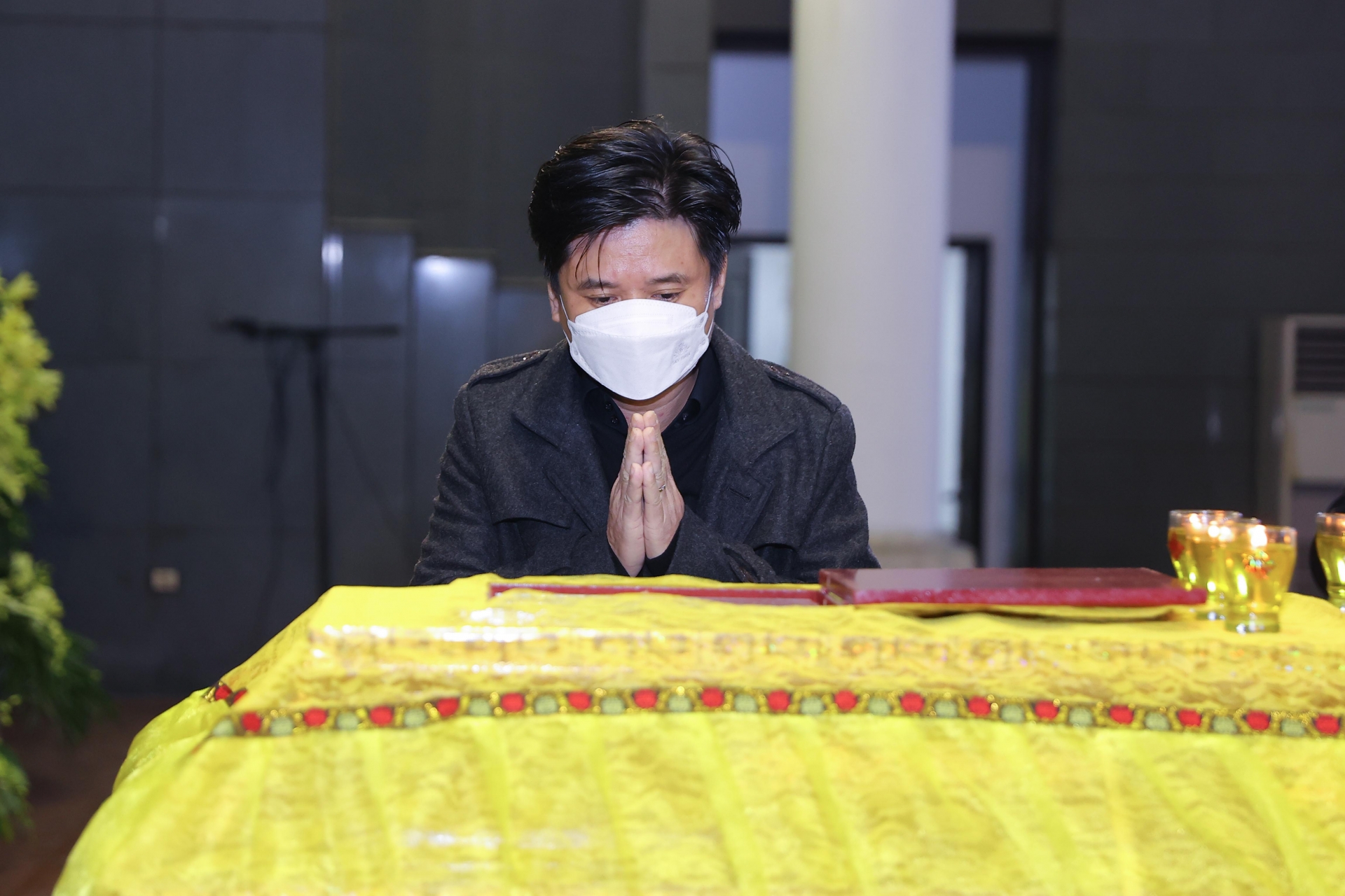Ca sĩ Tấn Minh cũng xuất hiện tang tang lễ, thành kính nói lời tiễn biệt với nhạc sĩ Phú Quang trước khi ông về nơi an nghỉ cuối cùng