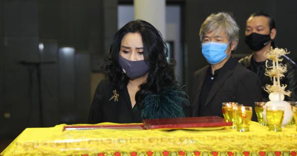 Tang lễ nhạc sĩ Phú Quang: Diva Thanh Lam u buồn, nghệ sỹ Lê Khanh bật khóc nức nở bên linh cữu