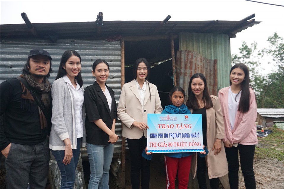 Hình ảnh Hoa hậu Đỗ Thị Hà đến trao quà cho người dân ở xã Trà Don