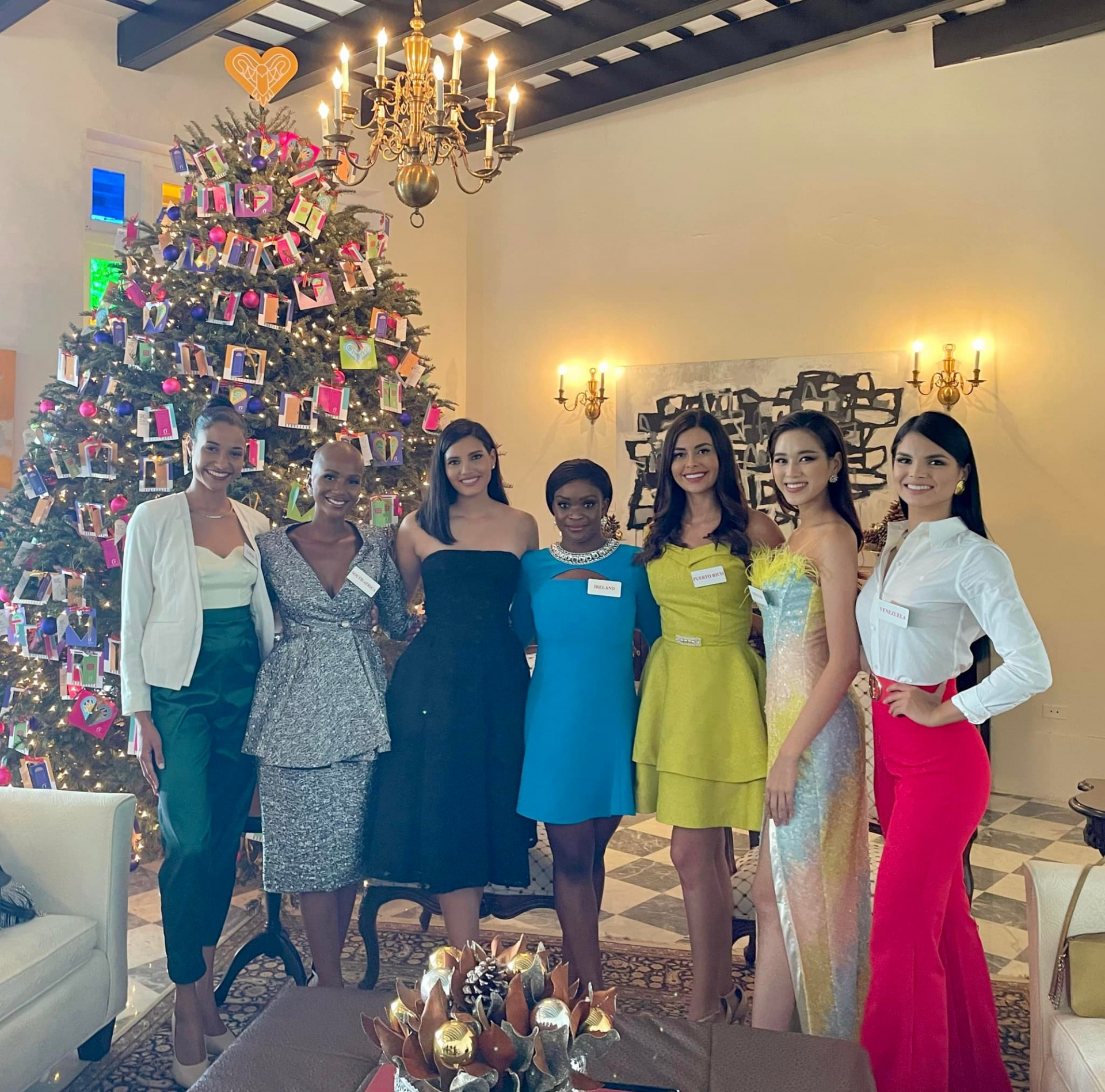 Hoa hậu Đỗ Thị Hà cùng 5 thí sinh khác trong hoạt động mới nhất, đếm thăm văn phòng Thống đốc tại Puerto Rico