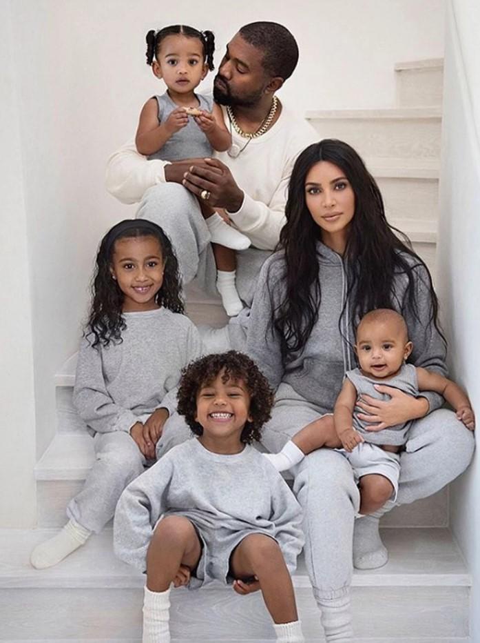 Kim Kardashian và tình trẻ Pete Davidson như vợ chồng son khi đi mua sắm - Ảnh 6