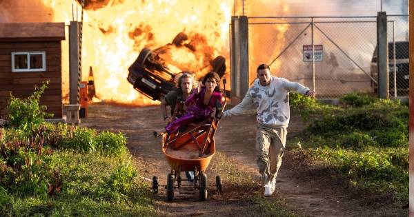 Brad Pitt tái xuất phong độ bên Sandra Bullock và "Harry Potter" Daniel Radcliffe trong phim mới