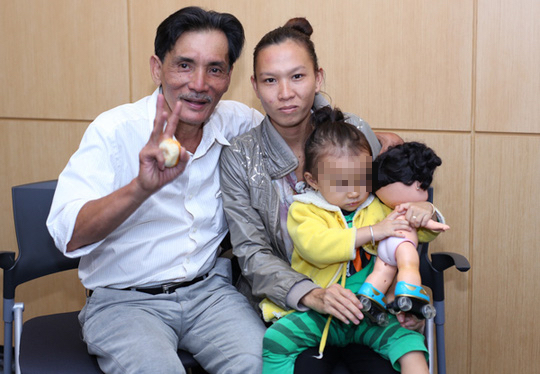 Hiện tại, Thương Tín đang sống bên người vợ kém 27 tuổi và cô con gái trong cảnh khó khăn