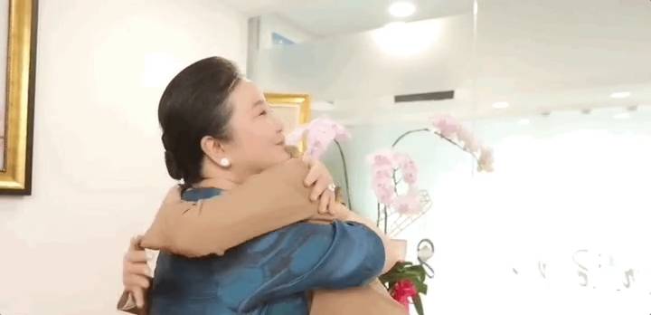 Thay vì gấp rút trau dồi kỹ năng trình diễn hay tiếng Anh, bà Xuân Trang lại hướng dẫn Khánh Vân truyền tải thông điệp qua... những cái ôm