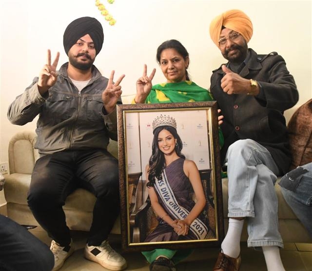 Gia đình của Harnaaz Sandhu tự hào trước chiến thắng của con gái