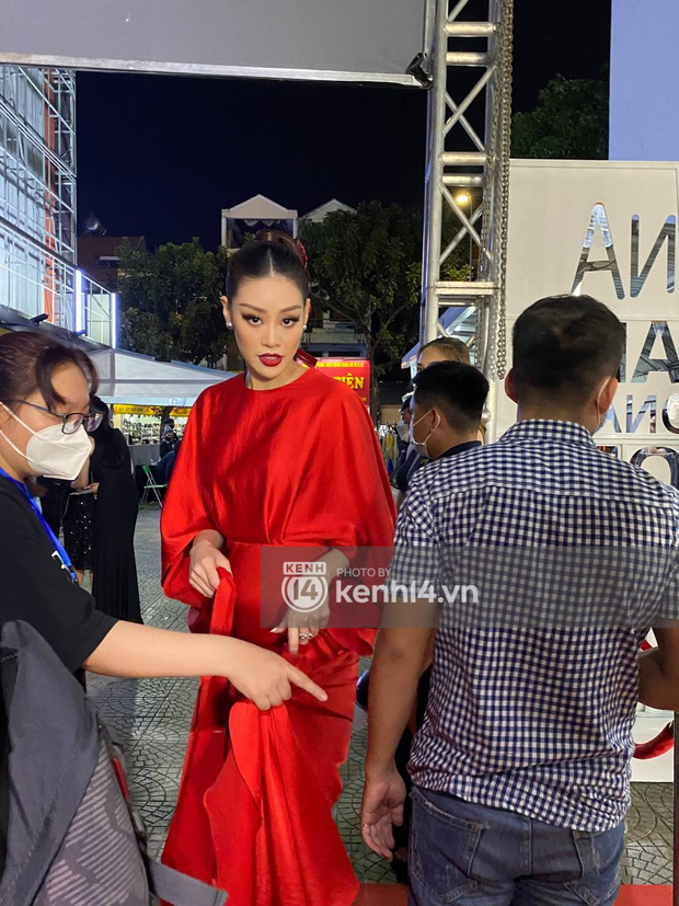 Qua hình ảnh chụp vội của người qua đường, Hoa hậu Khánh Vân vẫn chiếm trọn spotlight với sắc vóc nổi bật. Ảnh: Doanh nghiệp và Tiếp thị