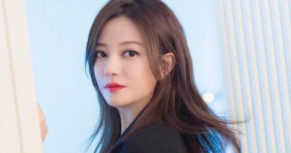 Sau gần 4 tháng "biến mất" vì bị "phong sát ngầm", Triệu Vy xuất hiện bên trai lạ 