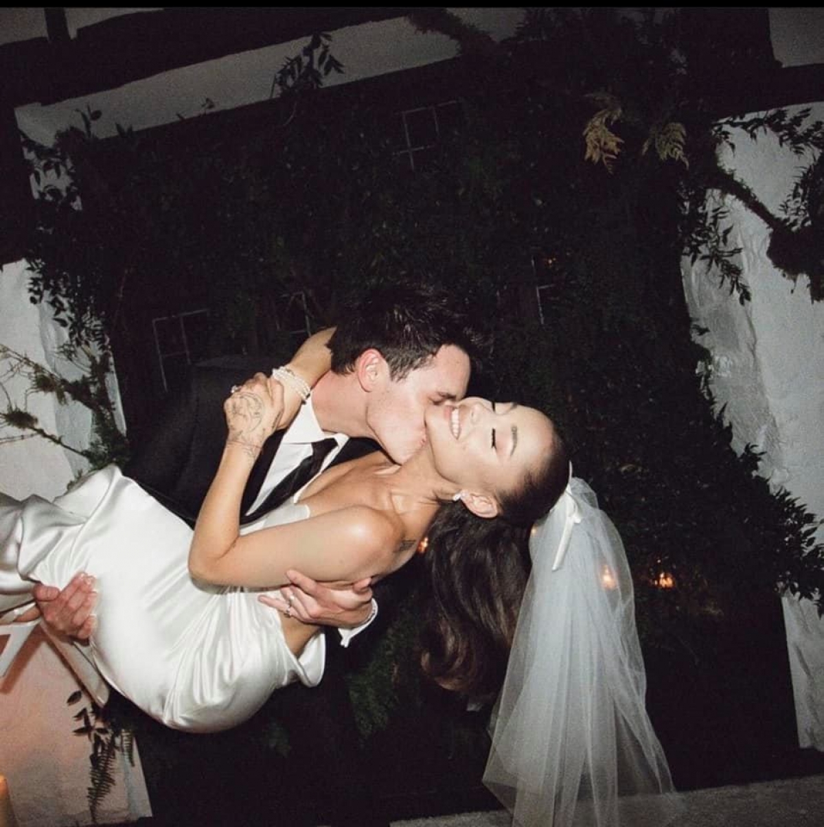 Năm 2021, Ariana Grande cũng kết hôn với bạn trai doanh nhân Dalton Gomez