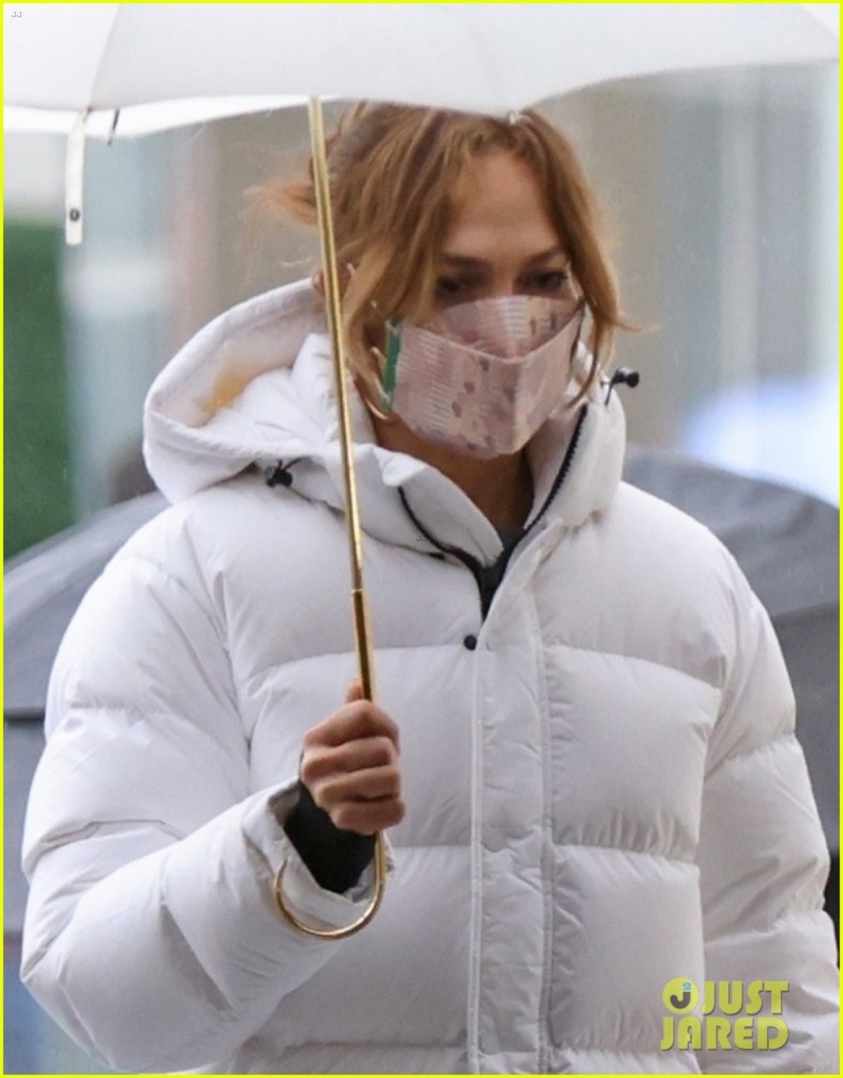 Mặc dù để bặt mộc, ăn vận có phần xuề xòa nhưng Jennifer Lopez vẫn gây chú ý nhờ sắc vóc nổi bật và thần thái quyến rũ
