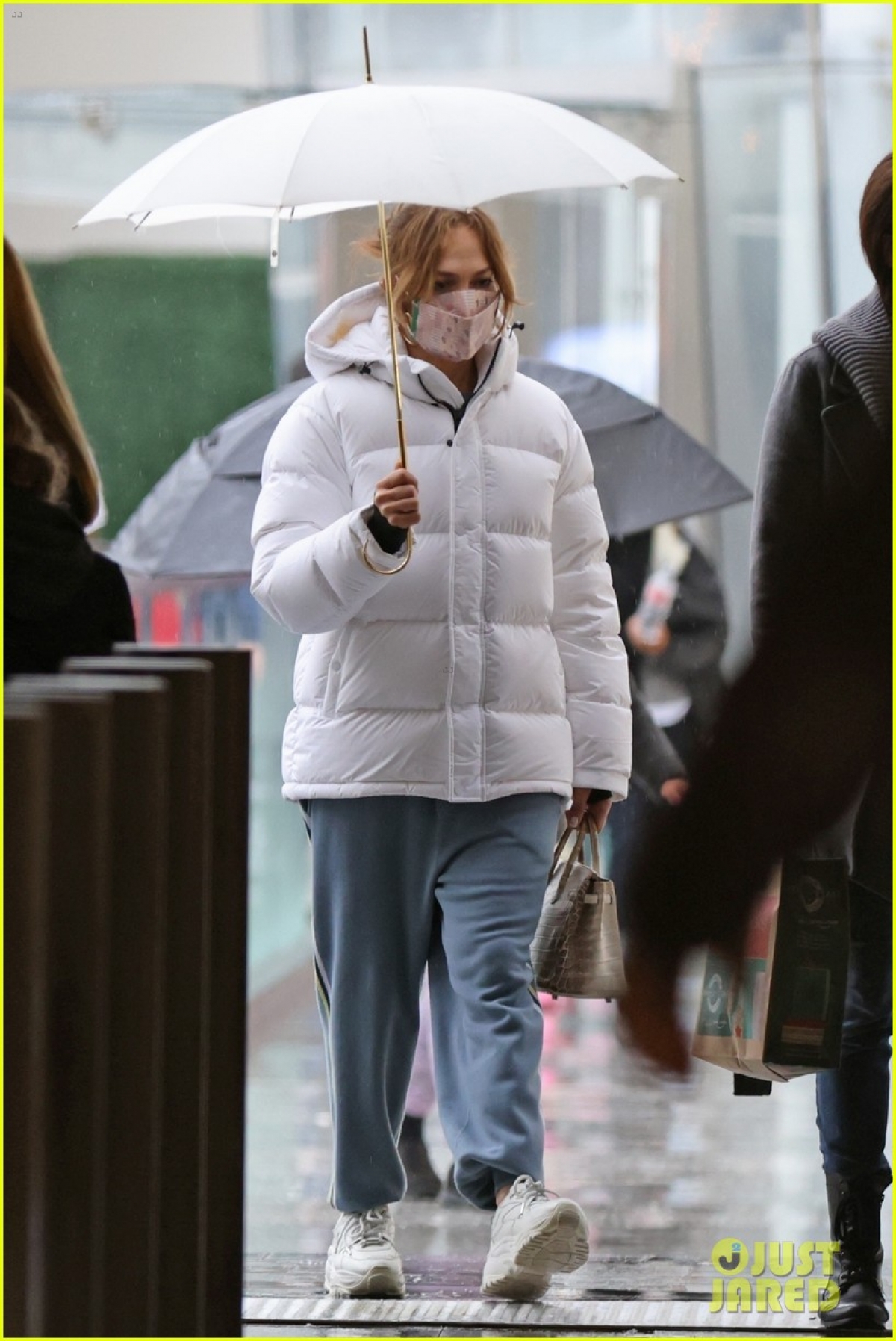 Hình ảnh để mặt mộc, đi mua sắm dưới trời mưa lạnh của Jennifer Lopez đã thu hút được sự quan tâm, chú ý của dư luận