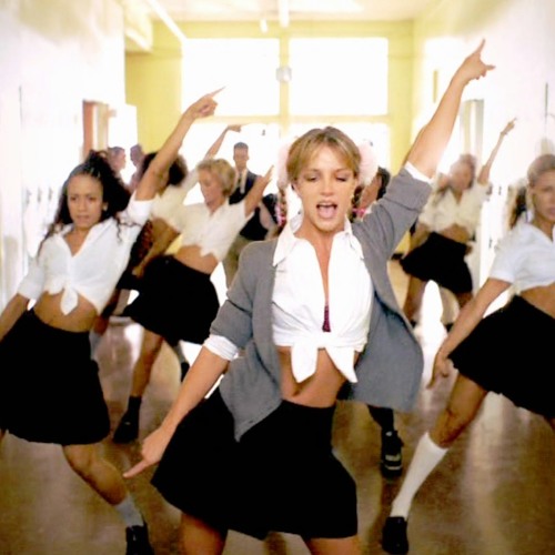 Britney Spears và hình ảnh 'iconic' trong ca khúc 'Baby one more time'
