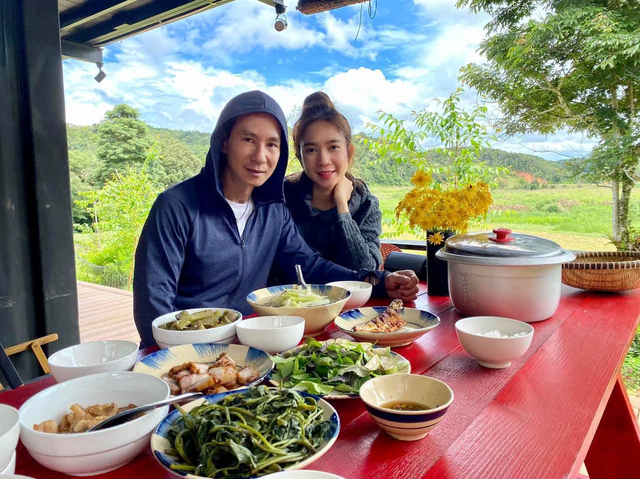 Vợ chồng Lý Hải - Minh Hà bên bữa cơm giản dị trong nông trại tại Đà Lạt