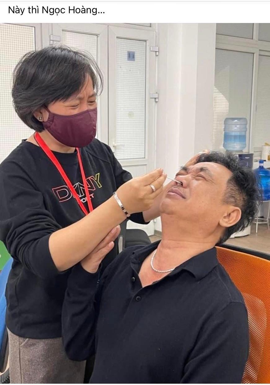 Nghệ sĩ Chí Trung chia sẻ hình ảnh nghệ sĩ Quốc Khánh bị 'chọc mũi' để test Covid-19