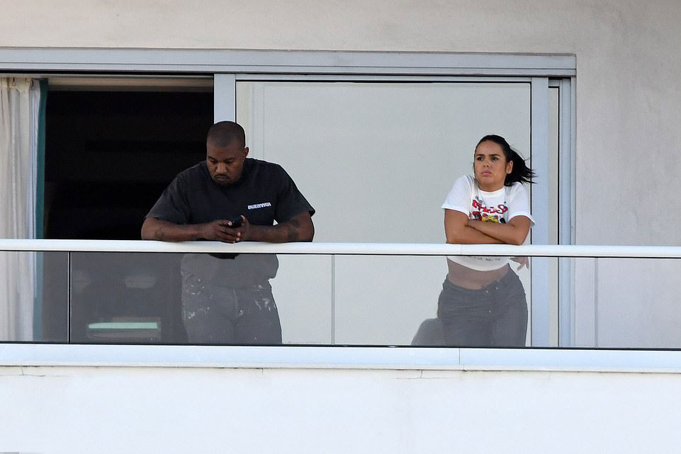 Kanye West xuất hiện cùng cô gái lạ mặt trong ngỳ đầu năm mới trong 1 khách sạn tại Miami