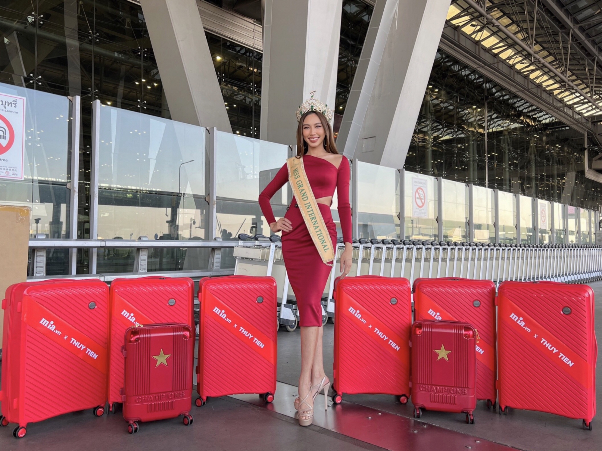Hoa hậu Thùy Tiên tại sân bay Bangkok chuẩn bị lên đường về Việt Nam